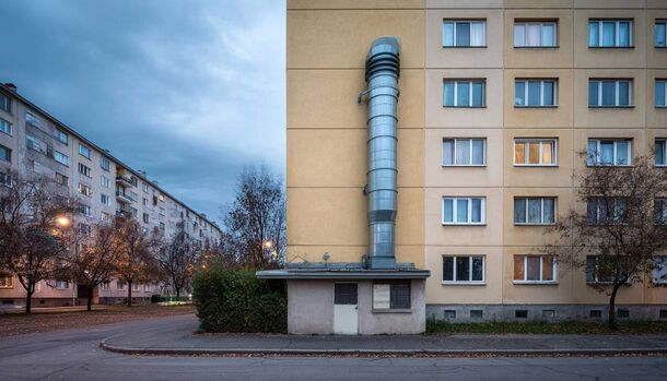 Ресторан в жилом доме Петербурга обязали снять вытяжку с фасада по иску всего одного собственника