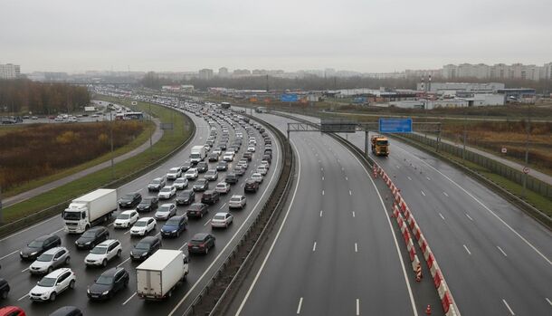 На юге КАД встала пробка почти в 9 км — виноват перекрытый съезд у Шушар