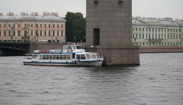 Теплоход «Чайка» врезался в опору Троицкого моста в Петербурге